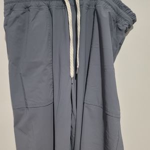 Womens XL Vuori joggers like new.